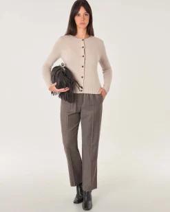 Cardigan beige in puro cashmere con scollo tondo e chiusura a bottoni