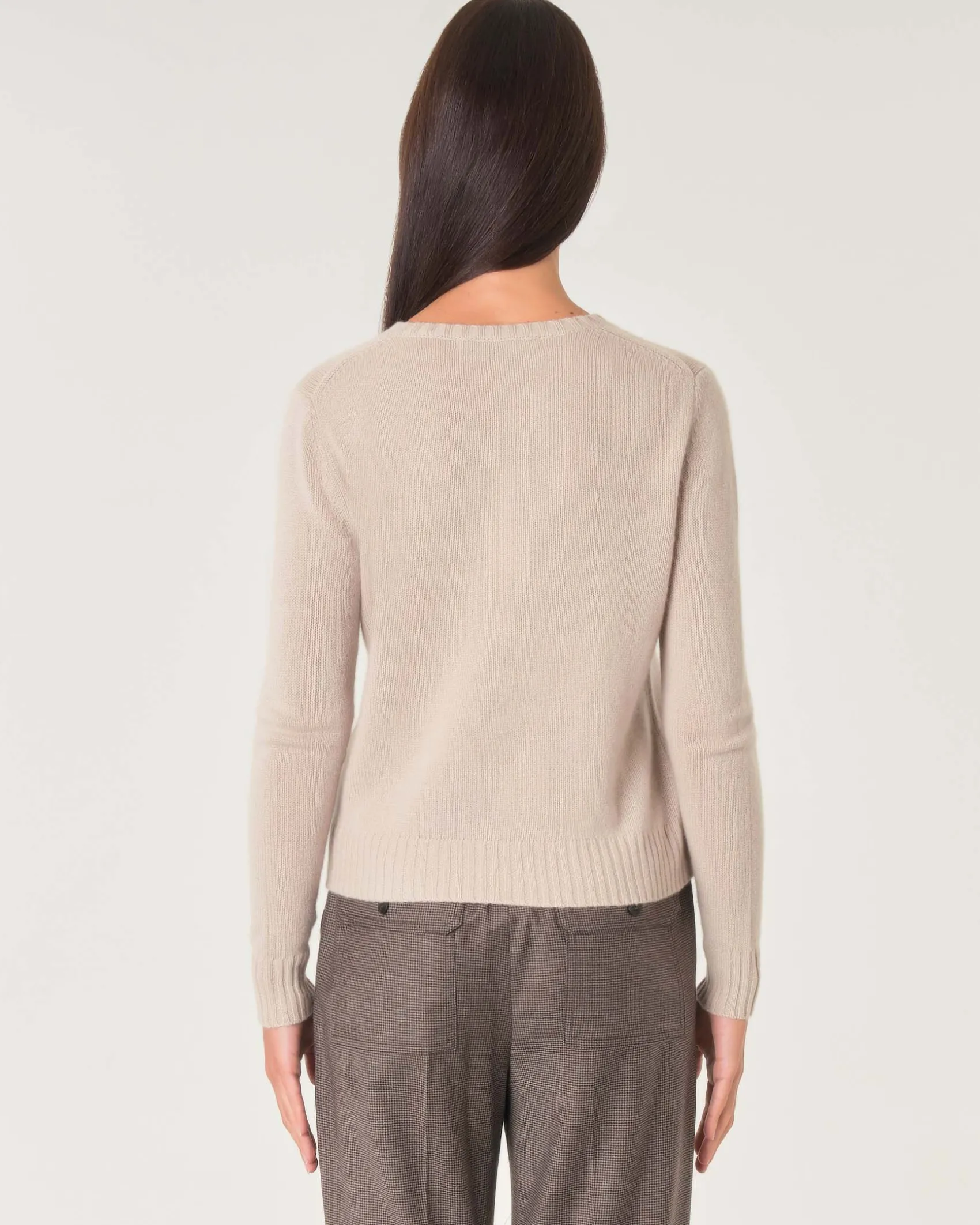 Cardigan beige in puro cashmere con scollo tondo e chiusura a bottoni