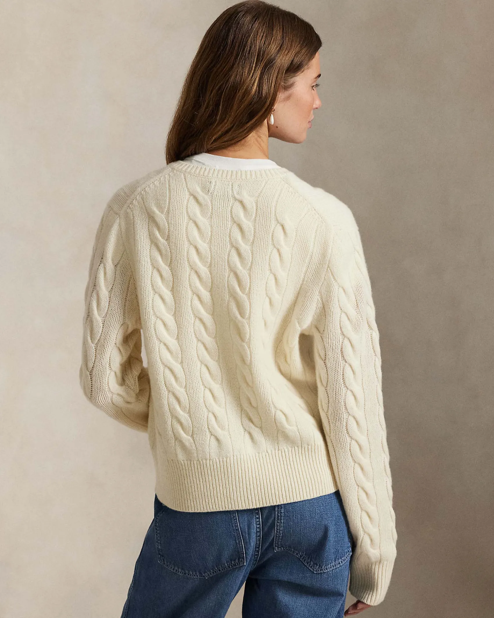 Cardigan color avorio Polo Ralph Lauren in lana e cashmere a trecce con scollo a giro e logo ricamato sul petto
