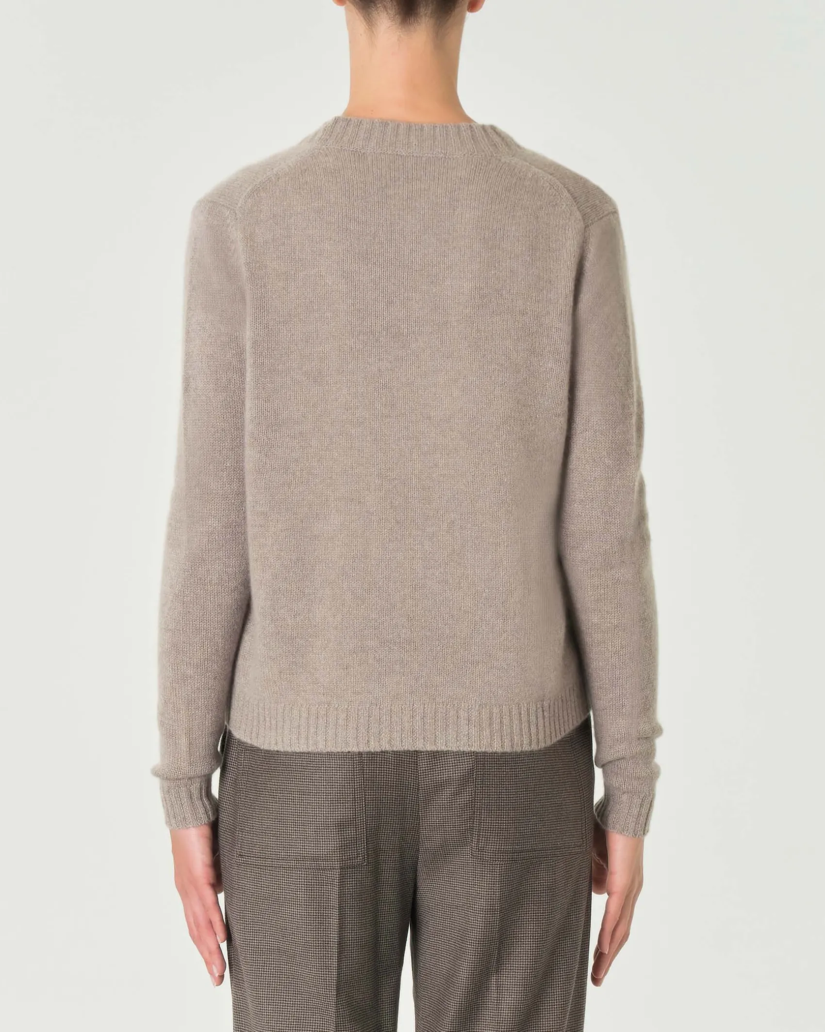 Cardigan color taupe in puro cashmere con scollo a V e chiusura a bottoni
