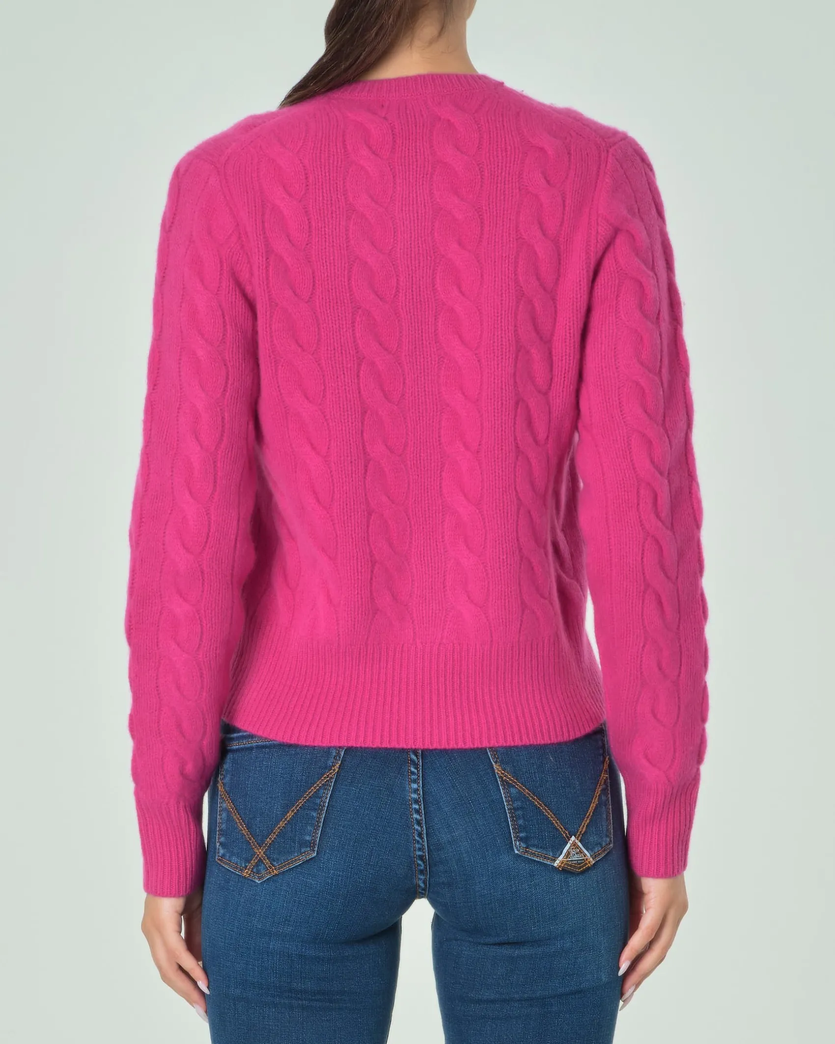 Cardigan fucsia in lana e cashmere lavorato a trecce con scollo a giro