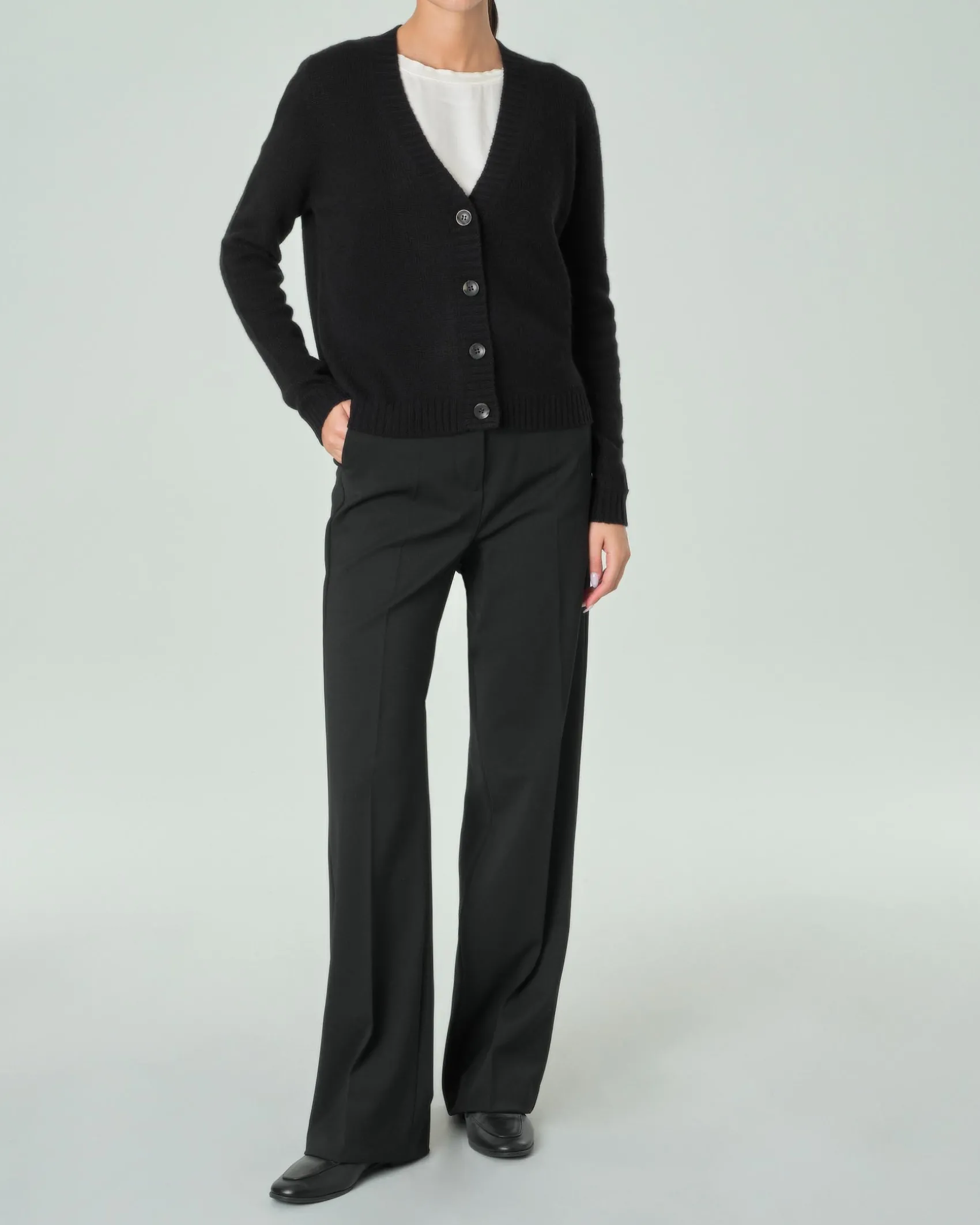 Cardigan nera in puro cashmere con scollo a V e chiusura a bottoni