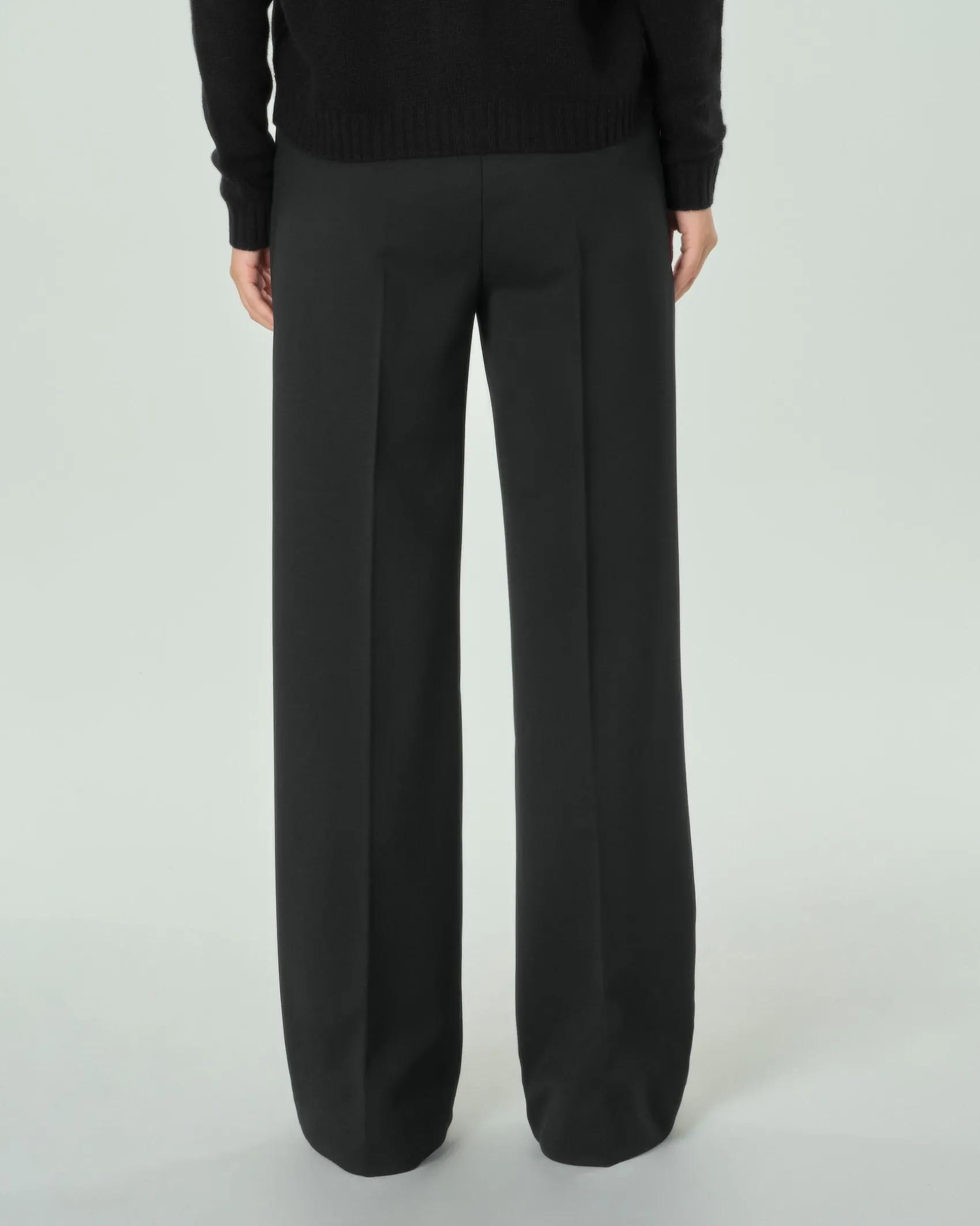 Cardigan nera in puro cashmere con scollo a V e chiusura a bottoni