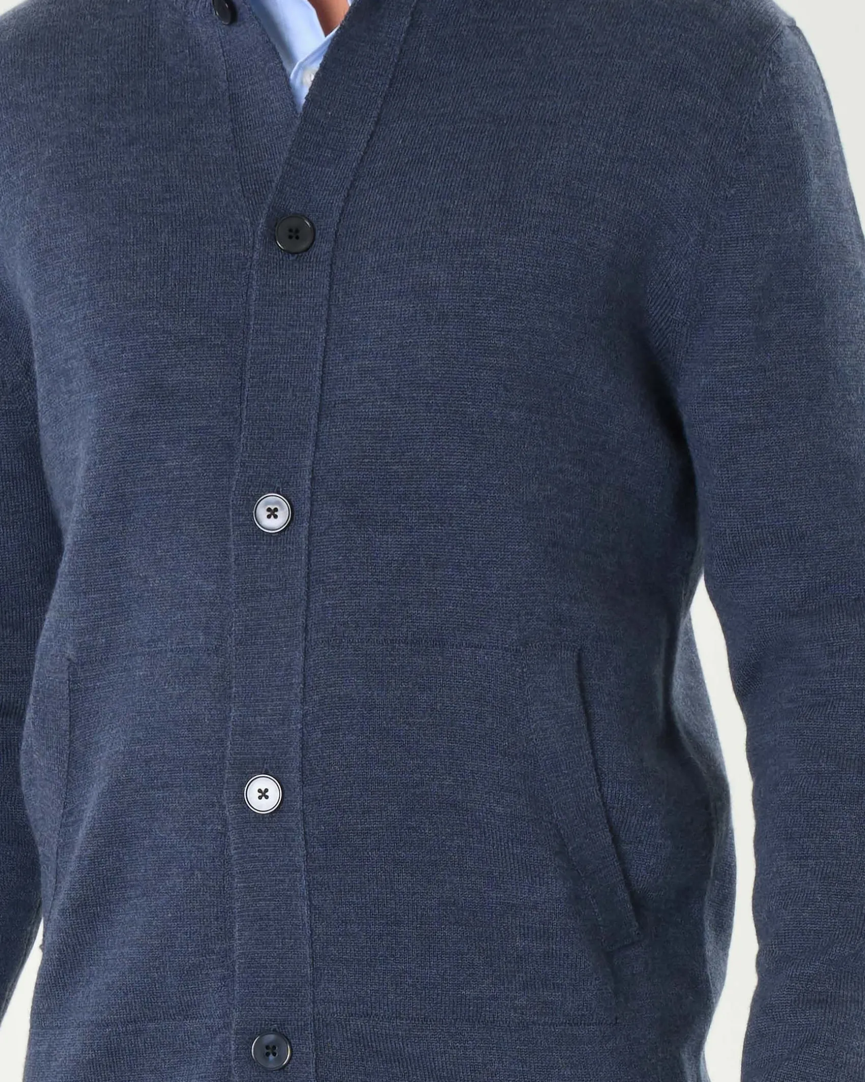 Cardigan Pellizzari blu indaco in maglia finezza 7 di pura lana merino con tasche frontali e collo alto
