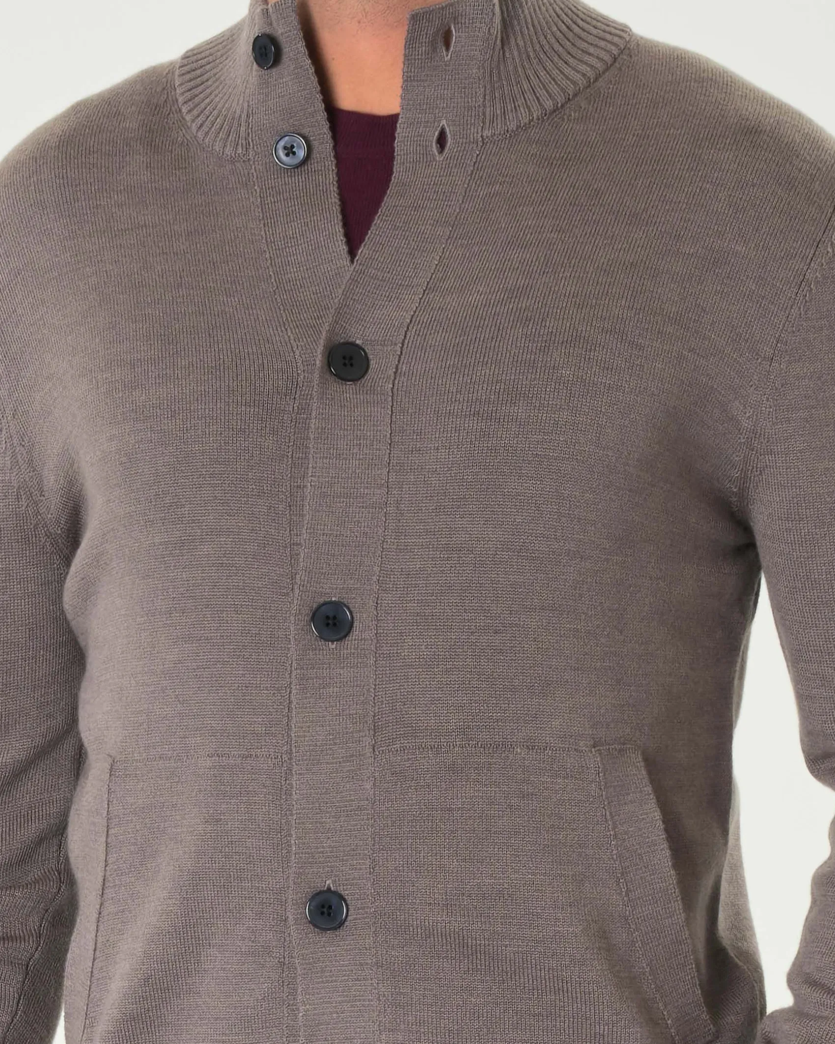 Cardigan Pellizzari color noce in maglia finezza 7 di pura lana merino con tasche frontali e collo alto