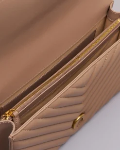 Classic Bag Chevron in pelle color cammello con fibbia Love Birds dorata e tracolla a catena regolabile