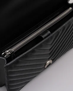 Classic Bag Chevron in pelle nera con fibbia Love Birds argento e tracolla a catena regolabile