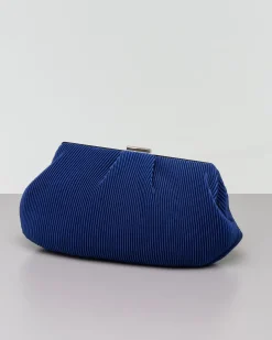 Clutch blu in raso plissè con pieghe e chiusura a scatto in metallo