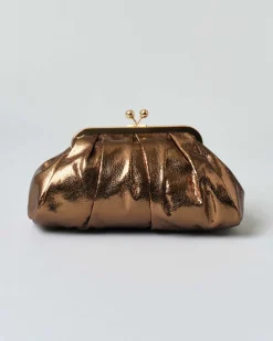 Clutch color bronzo Anna Cecere in similpelle effetto metallizzato cracklè con chiusura a sfere a scatto