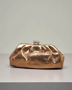Clutch in ecopelle misura grande color bronzo effetto laminato con chiusura sfere in metallo e tracolla a catena removibile