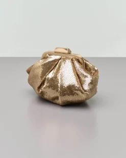 Clutch in paillettes color oro con pieghe e chiusura a scatto in metallo