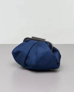 Clutch in tessuto blu lavorato a rete con pieghe e chiusura a scatto in metallo