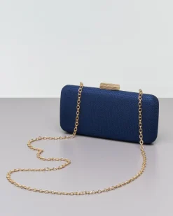 Clutch rigida blu in tessuto lavorato a micro rete con chiusura a scatto tubolare in metallo dorato