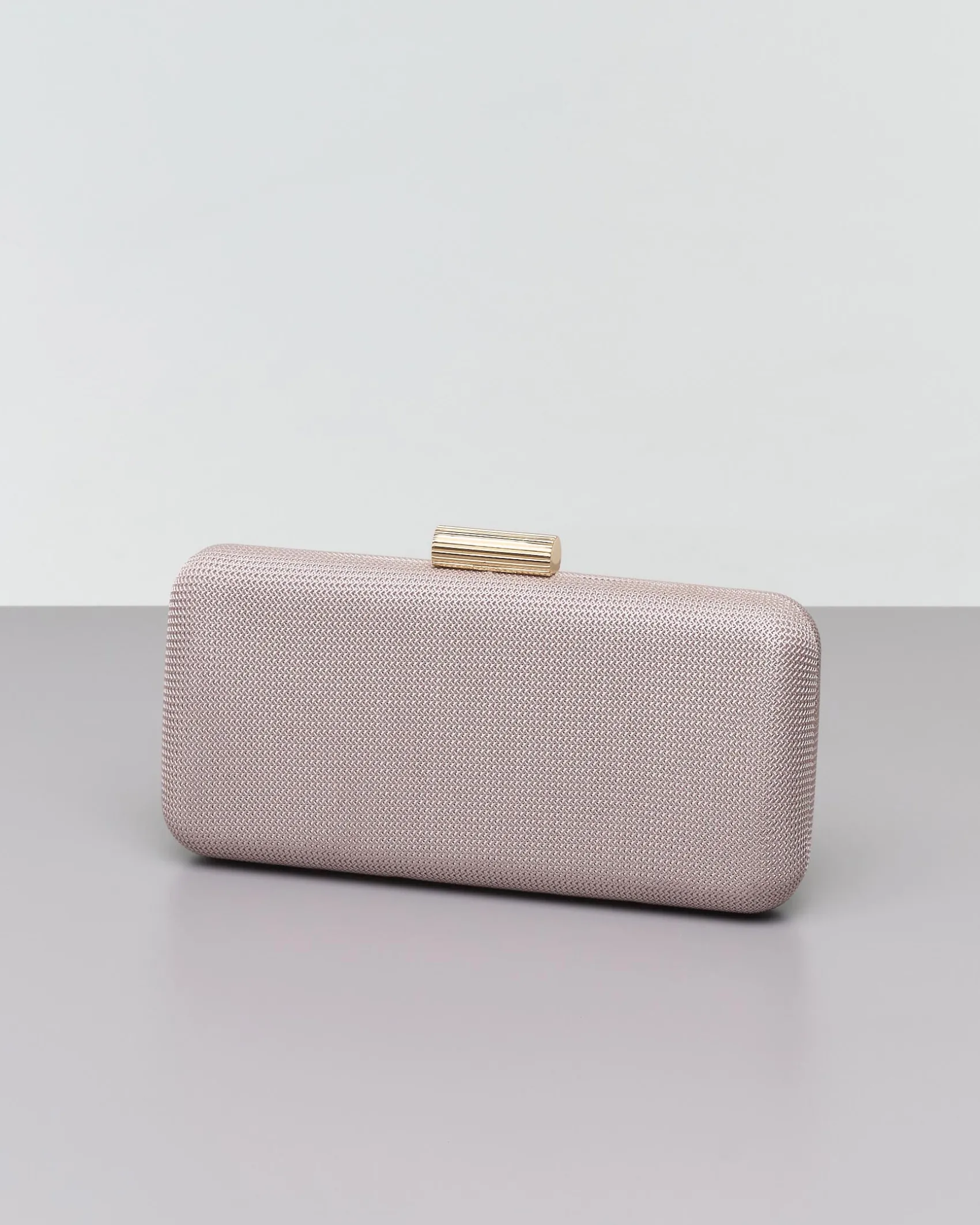 Clutch rigida color sabbia in tessuto lavorato a micro rete con chiusura a scatto tubolare in metallo dorato