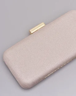 Clutch rigida color sabbia in tessuto lavorato a micro rete con chiusura a scatto tubolare in metallo dorato