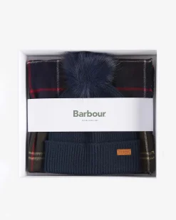 Cofanetto Barbour con sciarpa a fantasia tartan verde e blu con berretto blu a coste con pon pon abbinato in ecopelliccia