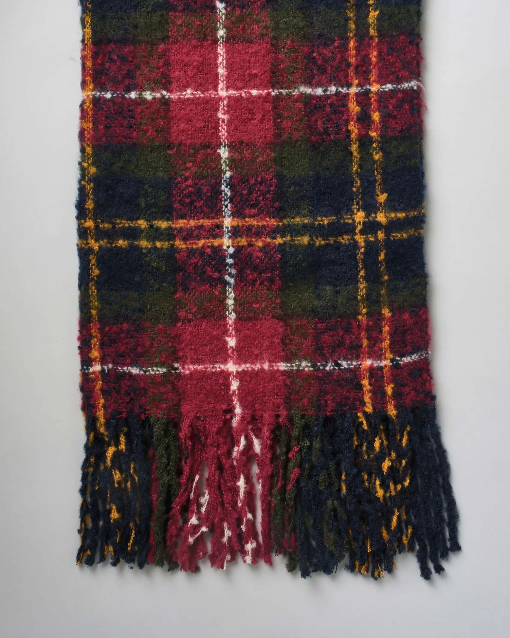 Cofanetto Barbour sciarpa a fantasia tartan rossa e berretto blu a coste con pon pon in ecopelliccia