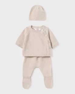 Completo beige in maglia di cotone con cappellino abbinato