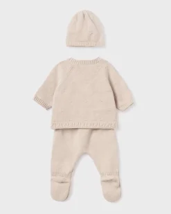 Completo beige in maglia di cotone con cappellino abbinato