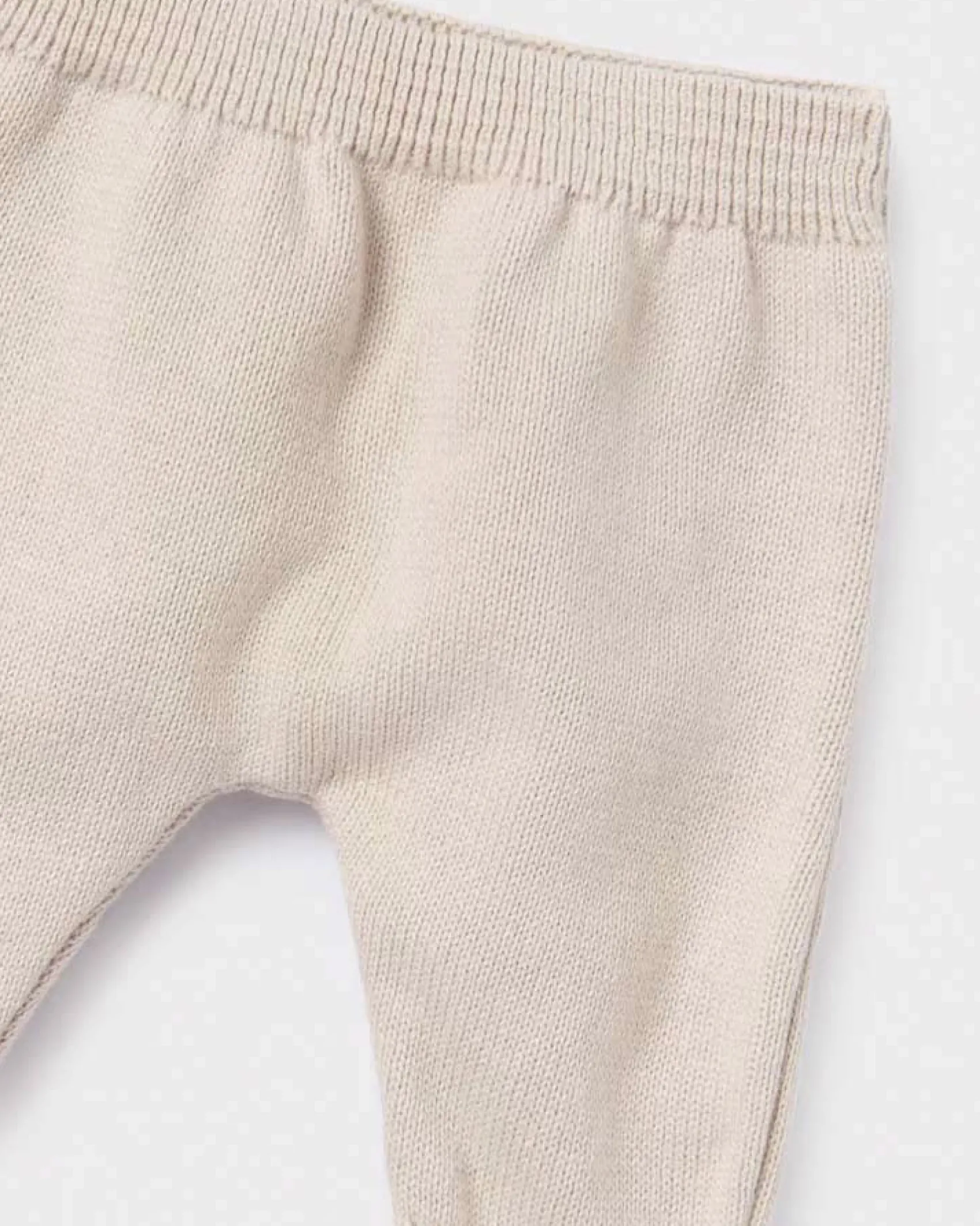 Completo beige in maglia di cotone con cappellino abbinato