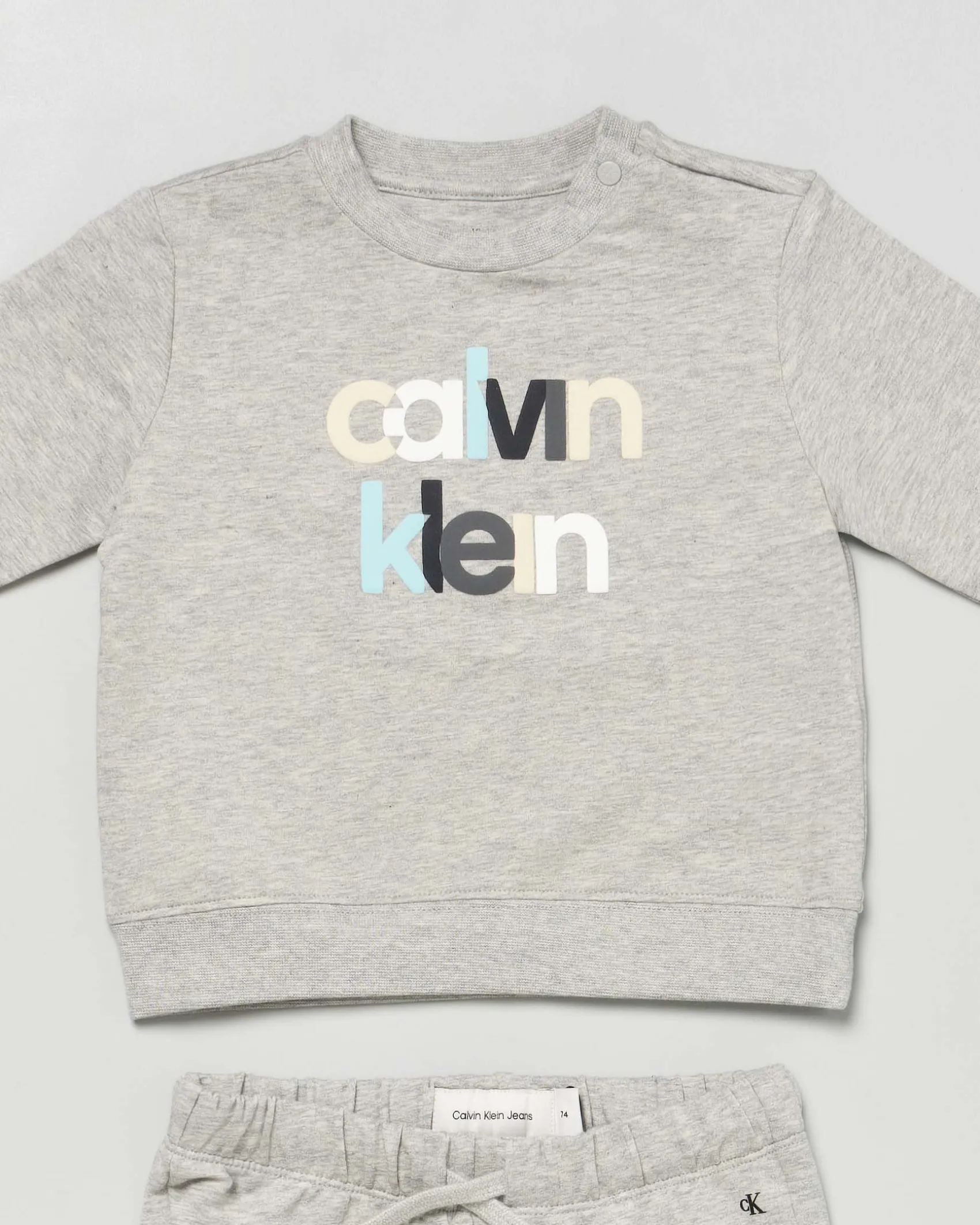 Completo Calvin Klein maglia e pantalone grigi in cotone garzato con logo multicolor