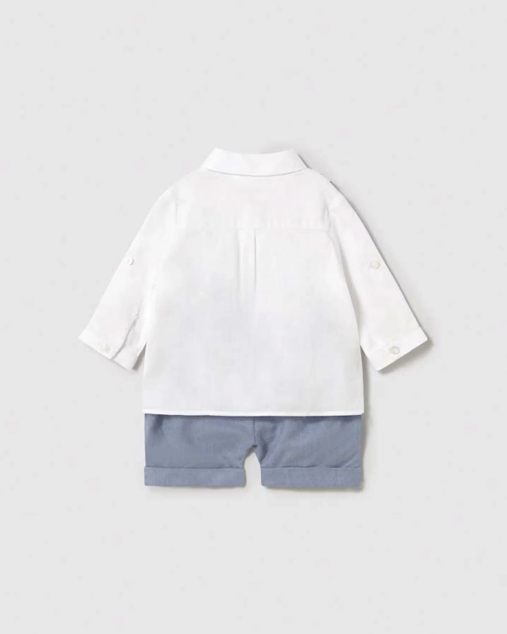 Completo composto da camicia bianca gilet a righe e bermuda avio