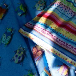 Copripiumino Beetles Izylinen double face a una piazza in cotone azzurro a stampa scarabei e righe multicolore