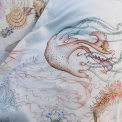 Copripiumino Ocean Izylinen double face a due piazze in cotone bianco a stampa meduse e conchiglie