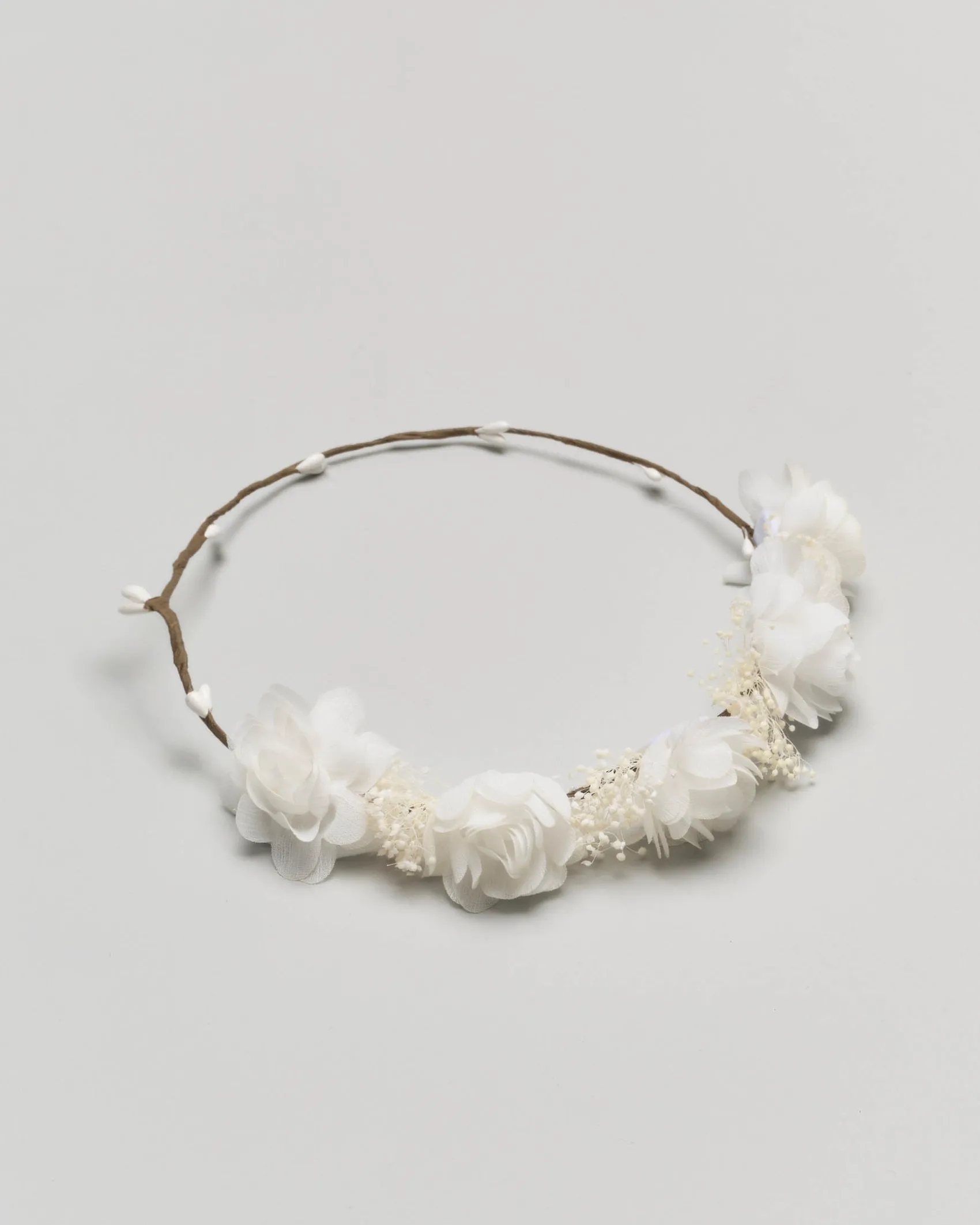Coroncina con fiori bianchi in tulle