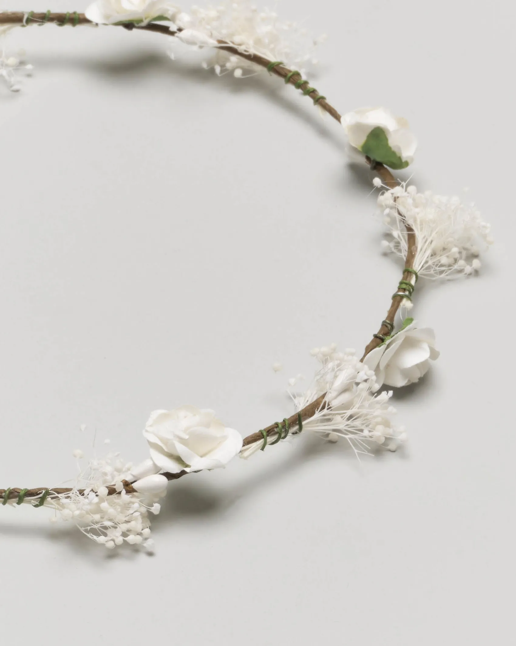 Coroncina con rose e decorazioni in tulle