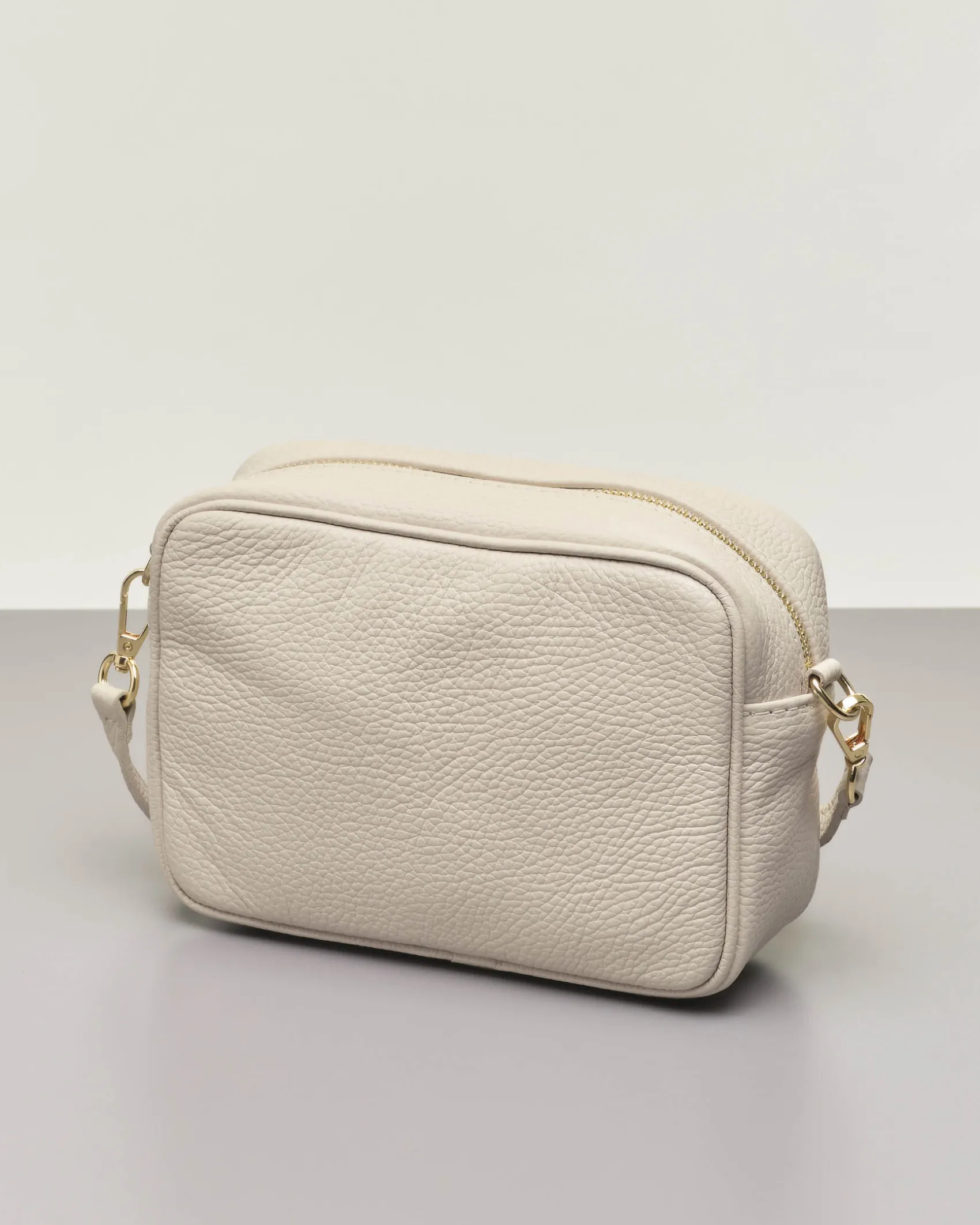 Cross bag color avorio in pelle effetto martellato