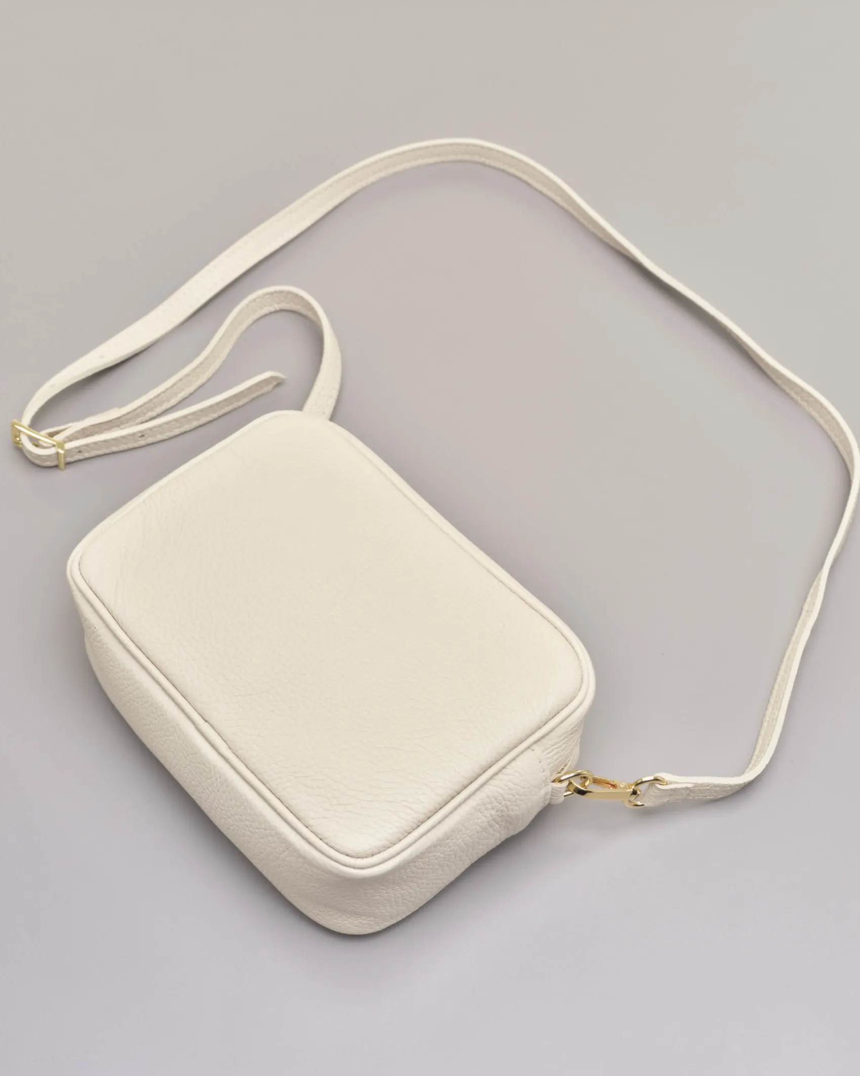 Cross bag color avorio in pelle effetto martellato
