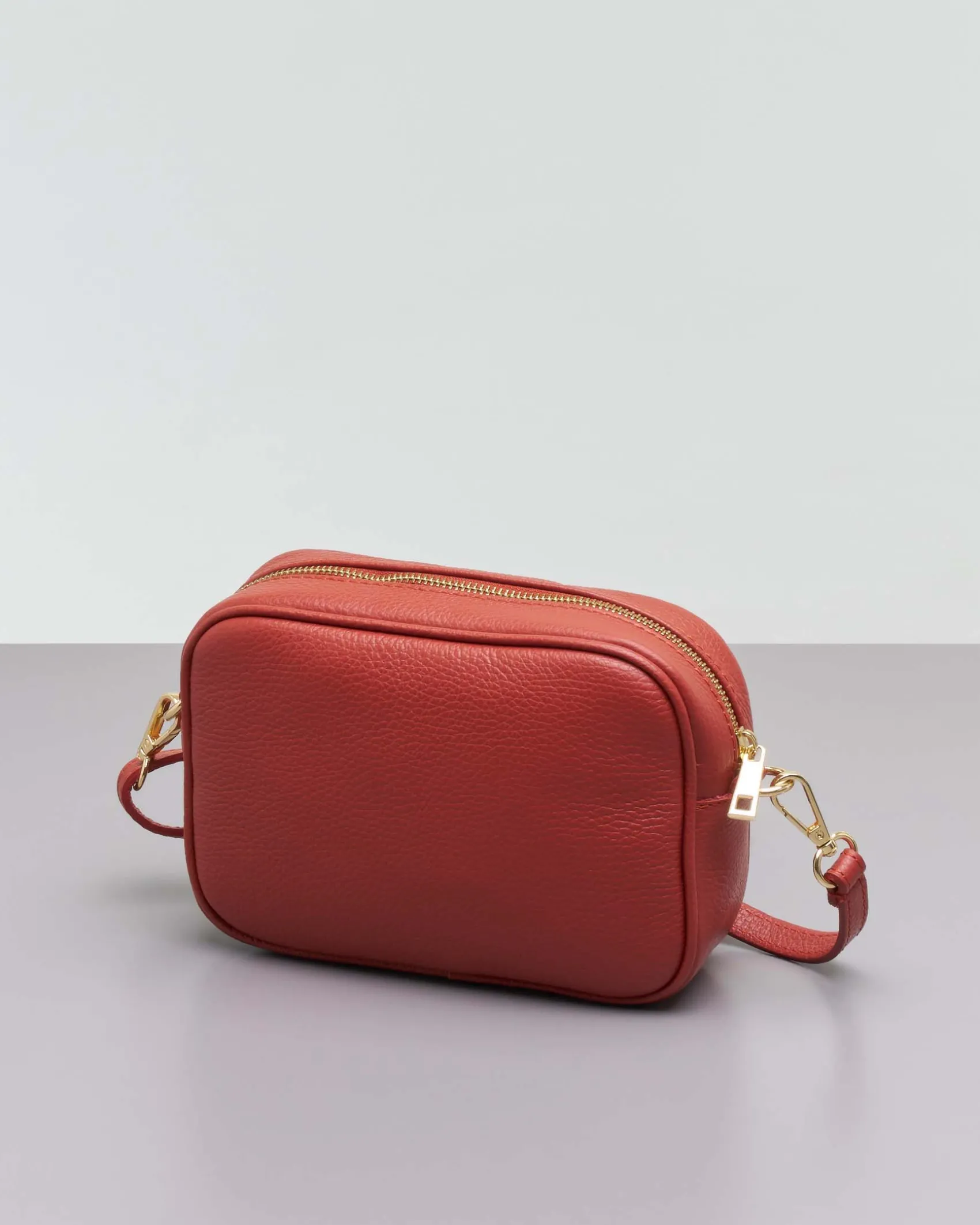 Cross bag color coccio in pelle effetto martellato