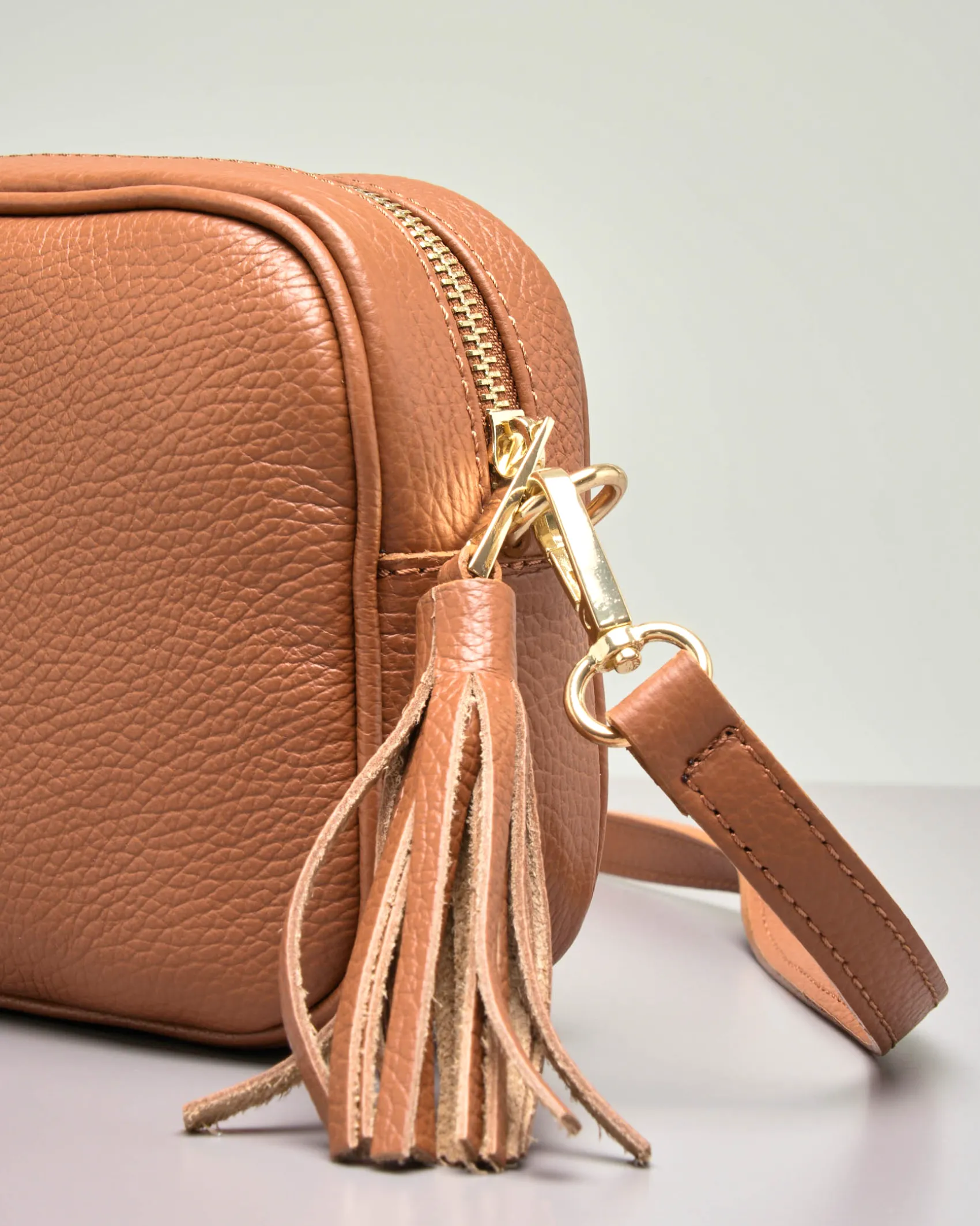Cross bag color cuoio in pelle efetto martellato