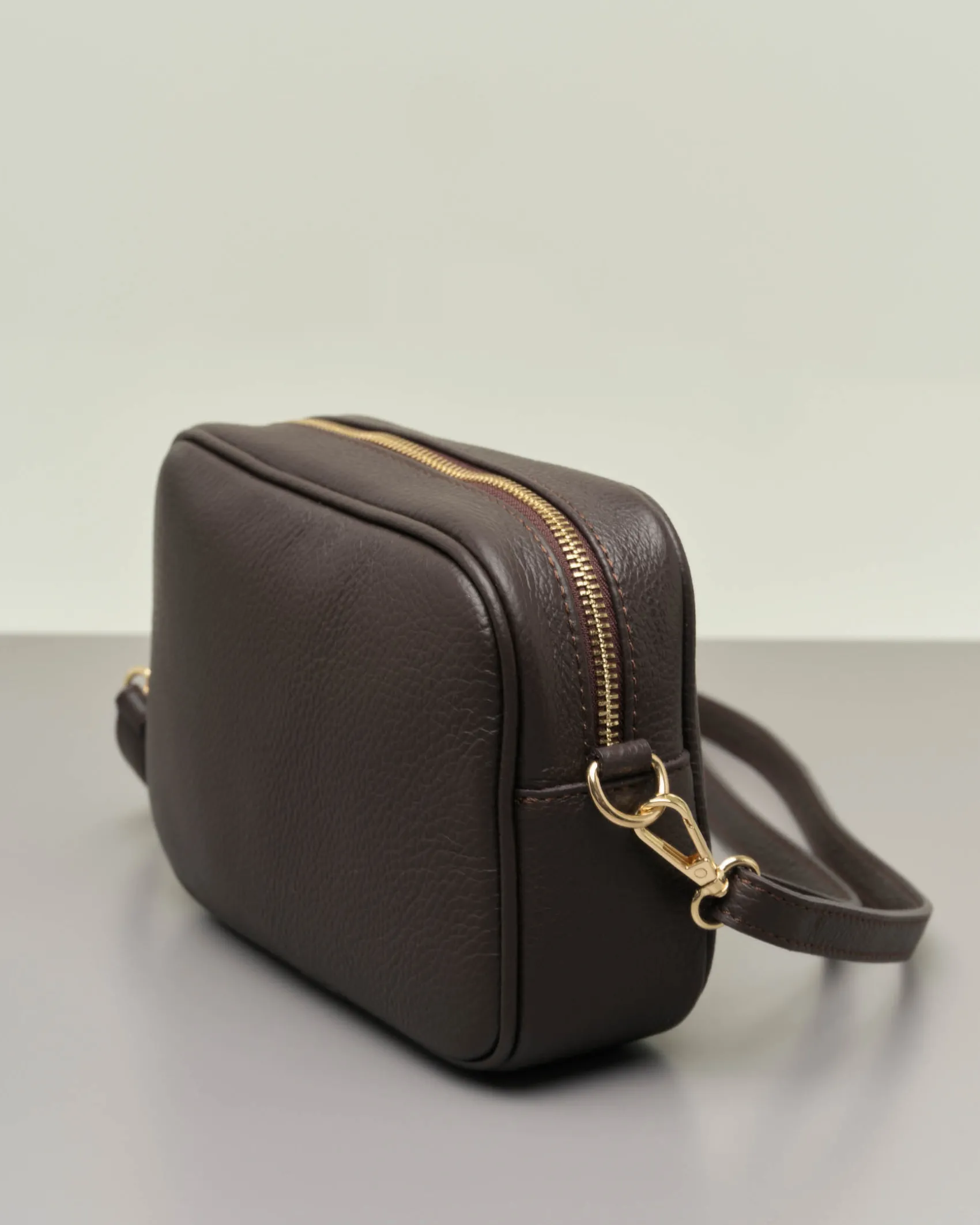 Cross bag color testa moro in pelle efetto martellato