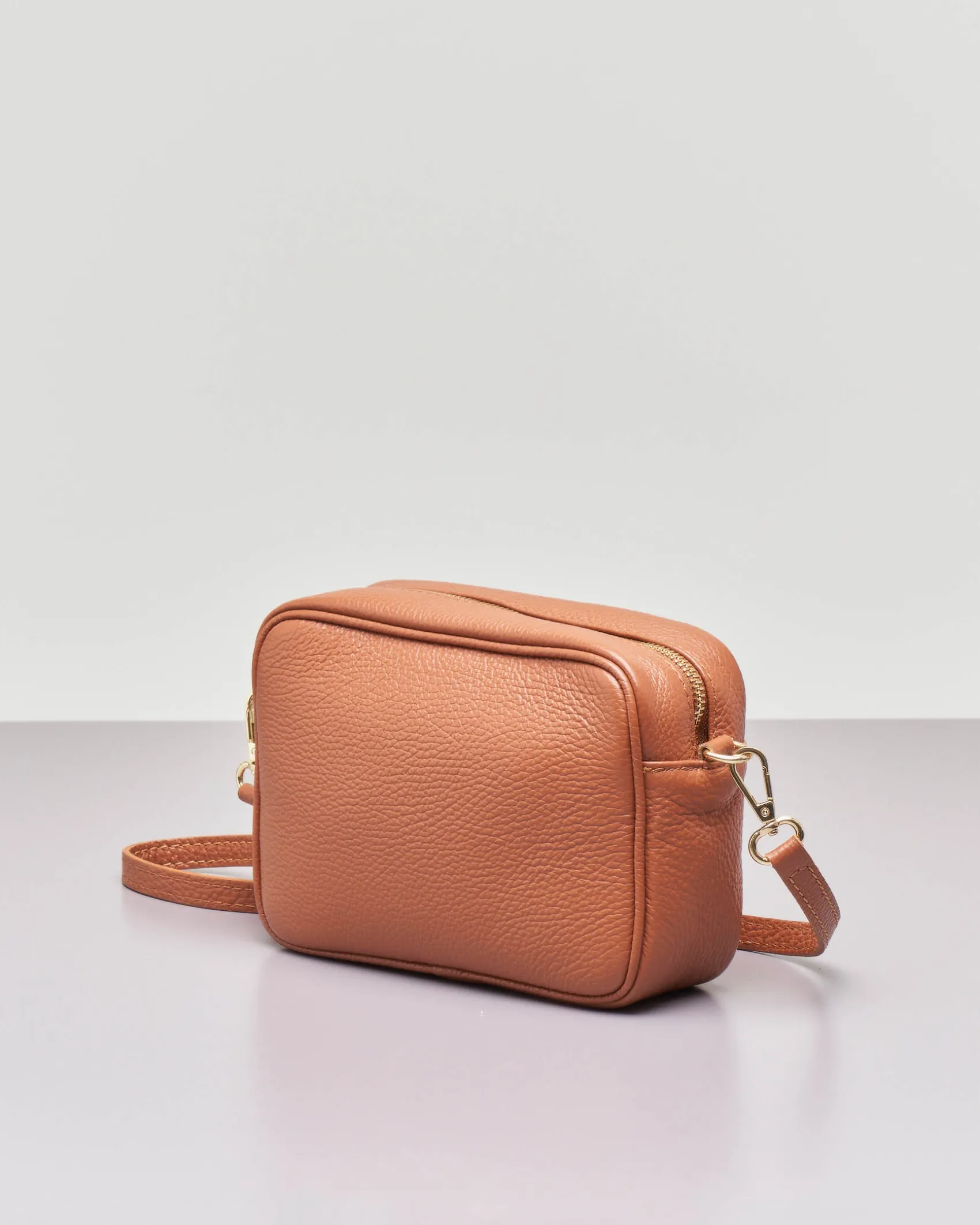Cross bag in pelle color cuoio effetto martellato