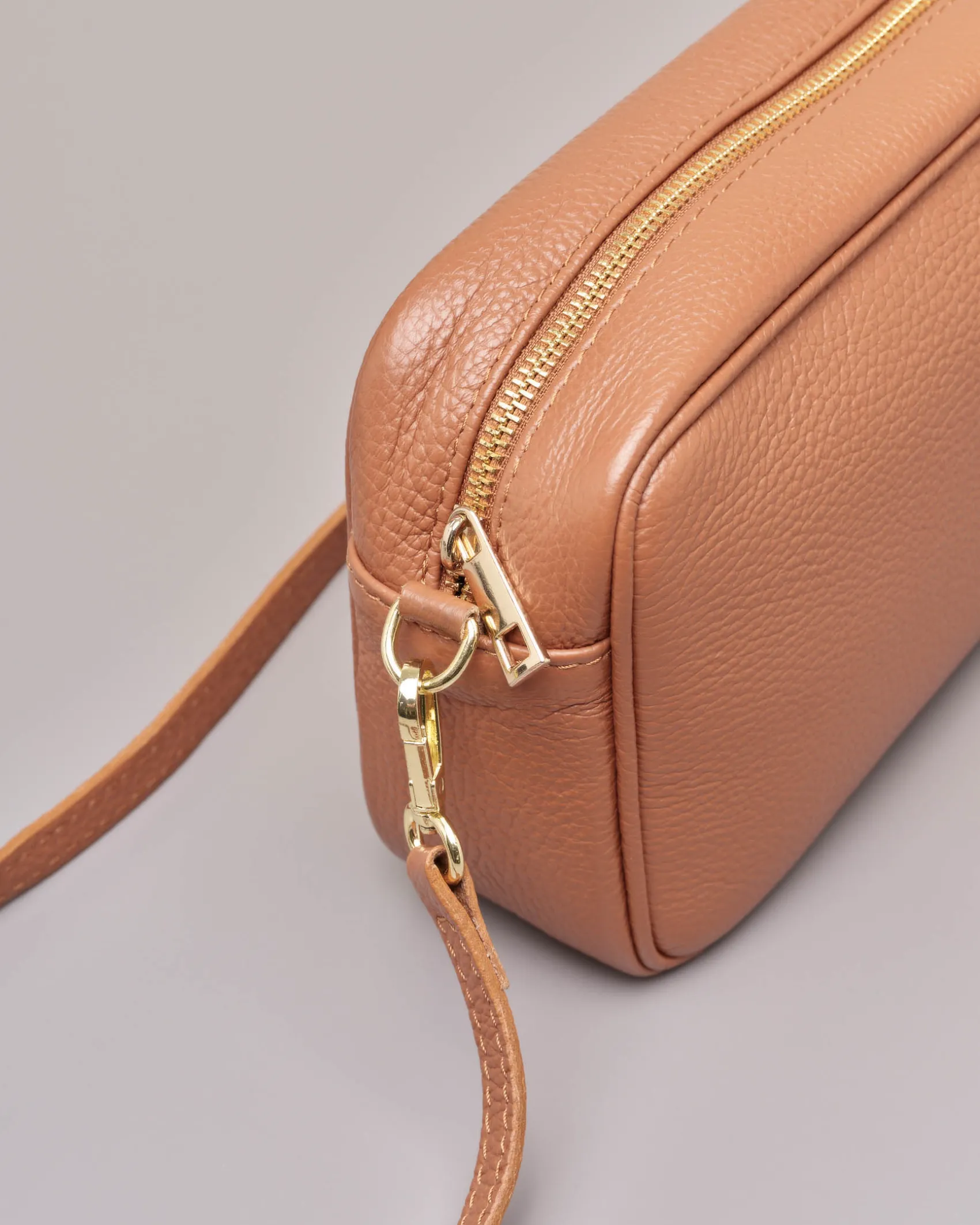 Cross bag in pelle color cuoio effetto martellato