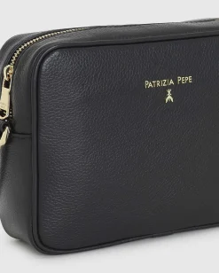 Cross bag nera in pelle effetto martellato con scritta logo dorata sul davanti