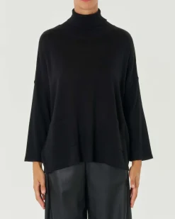 Dolcevita nero in lana merino dalla linea svasata con tasche applicate sul davanti