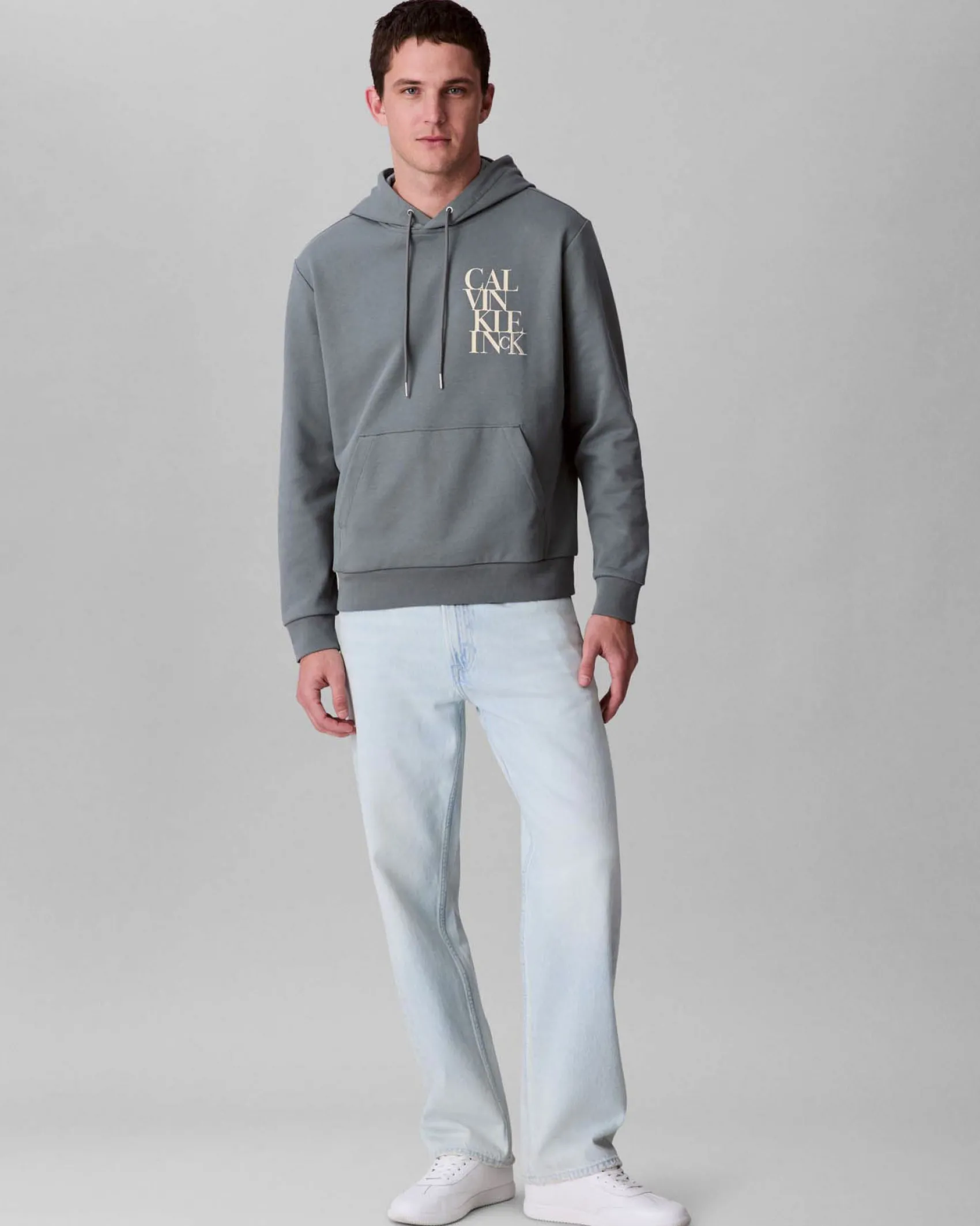 Felpa Calvin Klein Jeans grigia in misto cotone con cappuccio e logo stampato sul petto