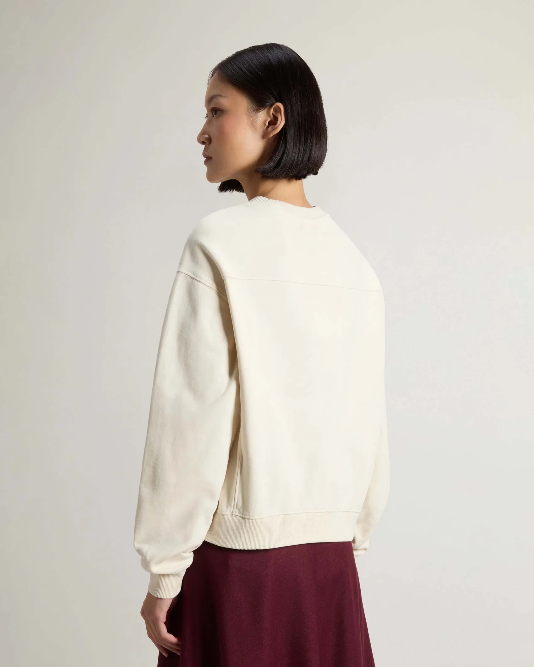 Felpa color latte Woolrich in cotone con scollo a giro e scritta logo stampata sul petto