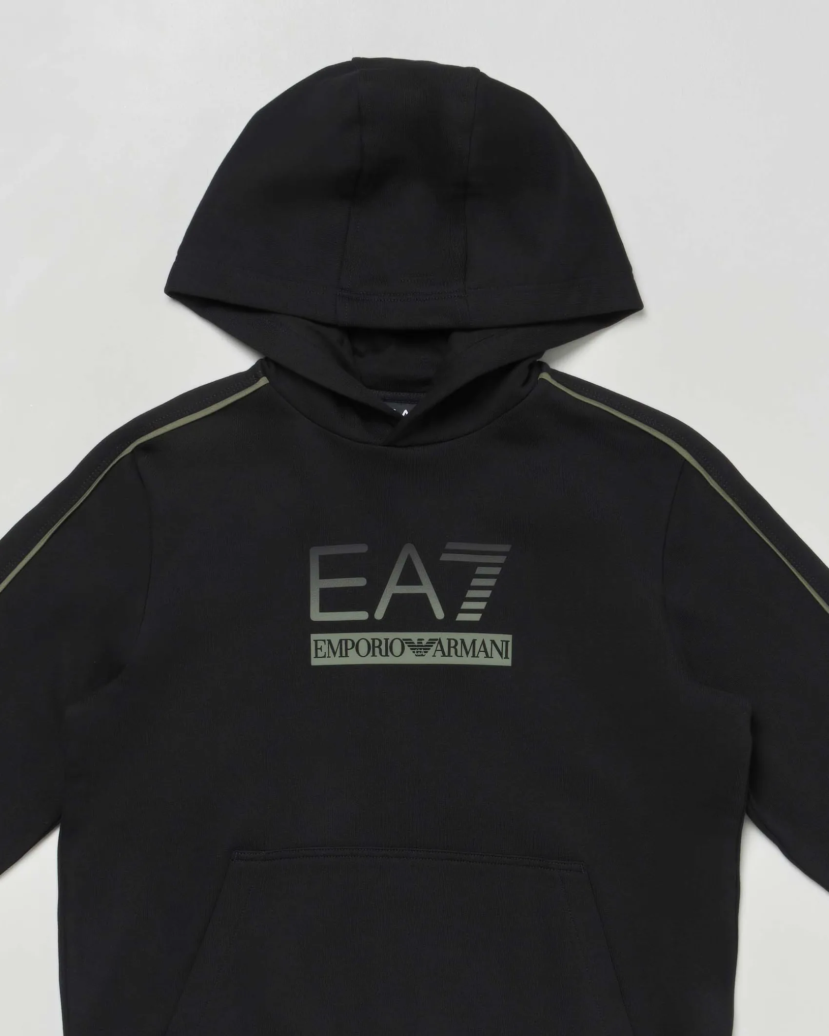 Felpa EA7 nera con cappuccio e logo monogram verde