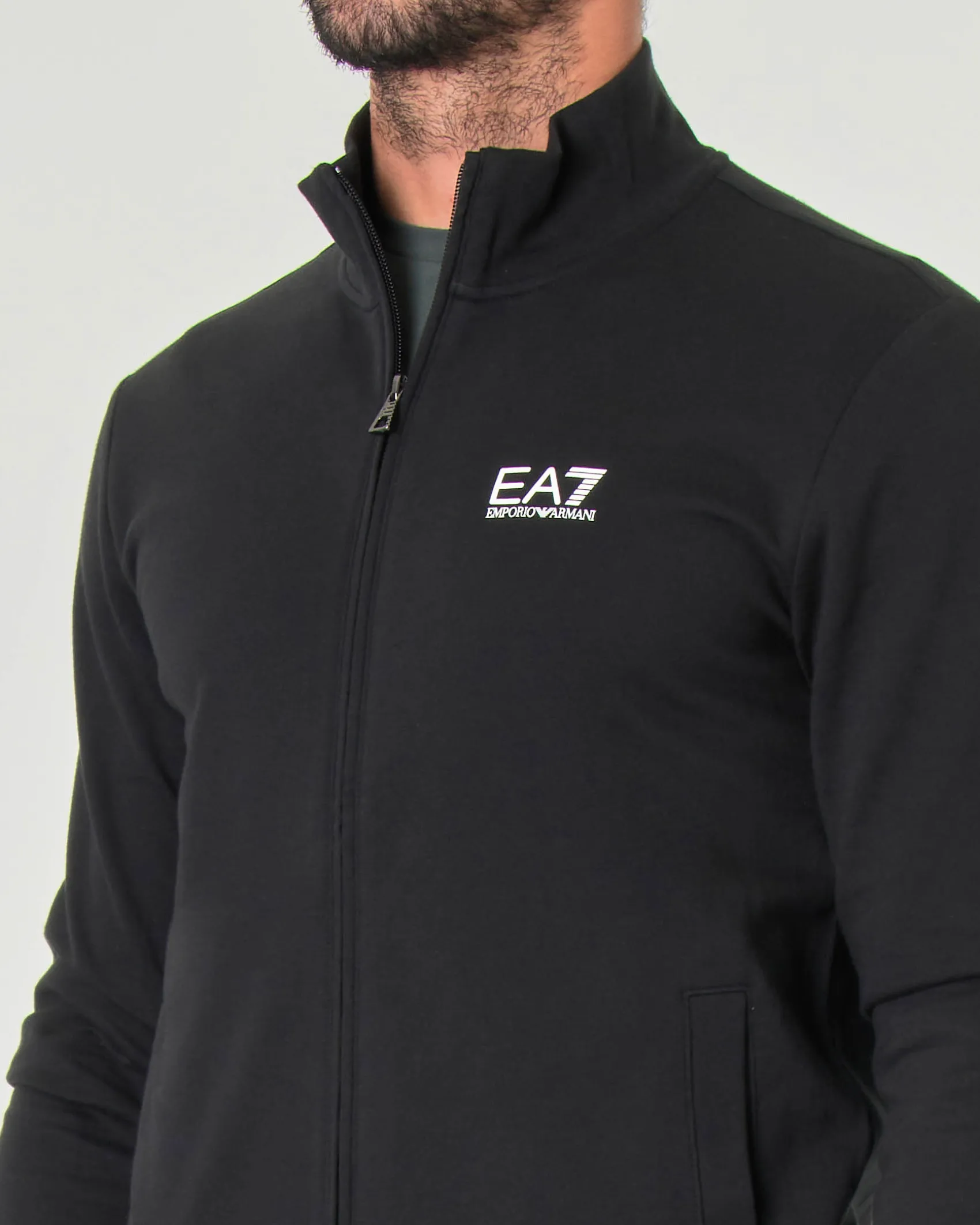 Felpa EA7 nera con chiusura zip e logo piccolo stampato