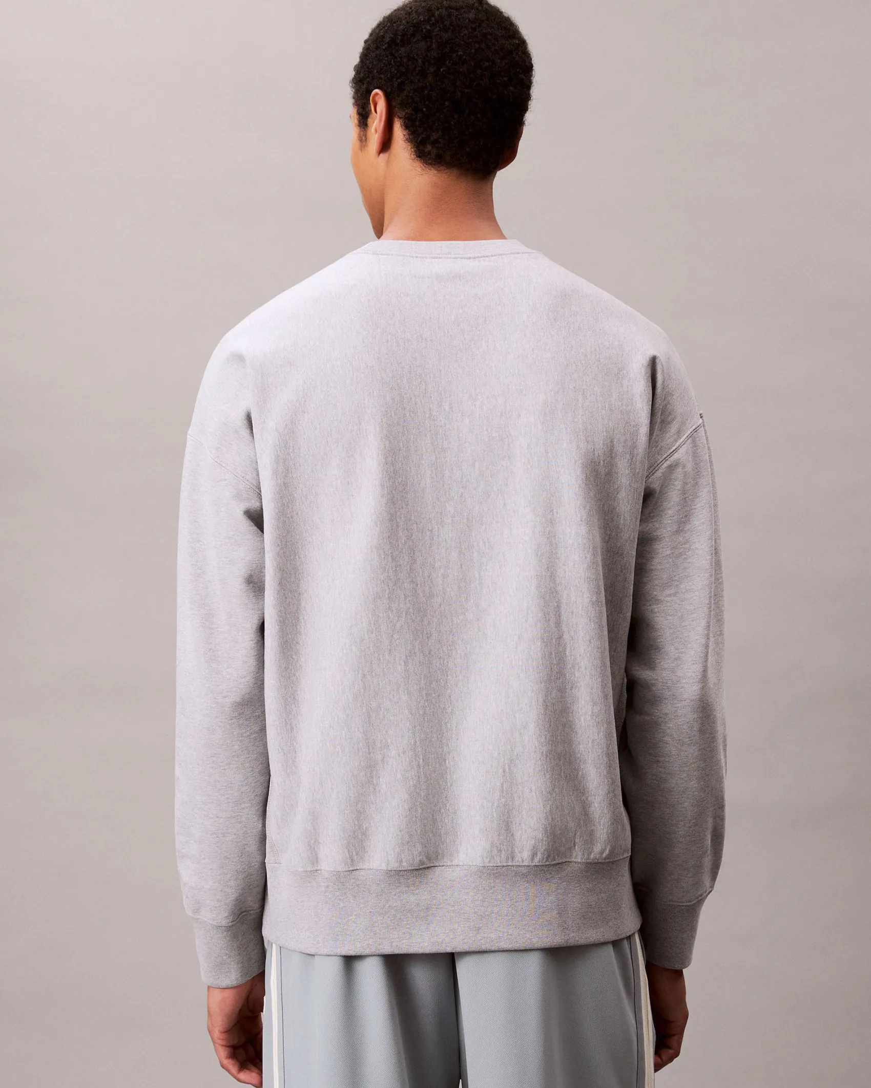 Felpa girocollo Calvin Klein Jeans grigia in misto cotone con logo stampato sul davanti