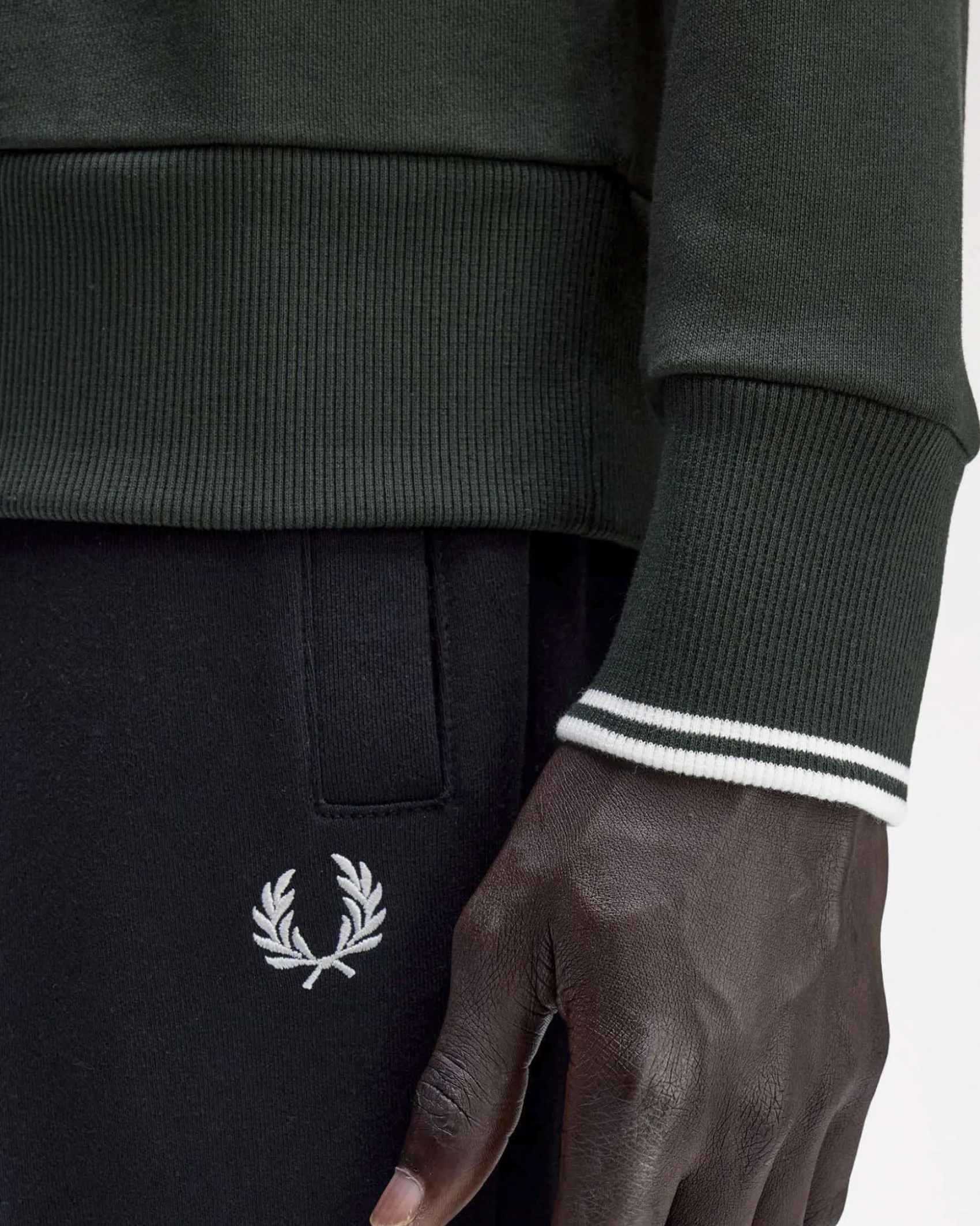 Felpa girocollo Fred Perry verde con bordino bianco sulla manica
