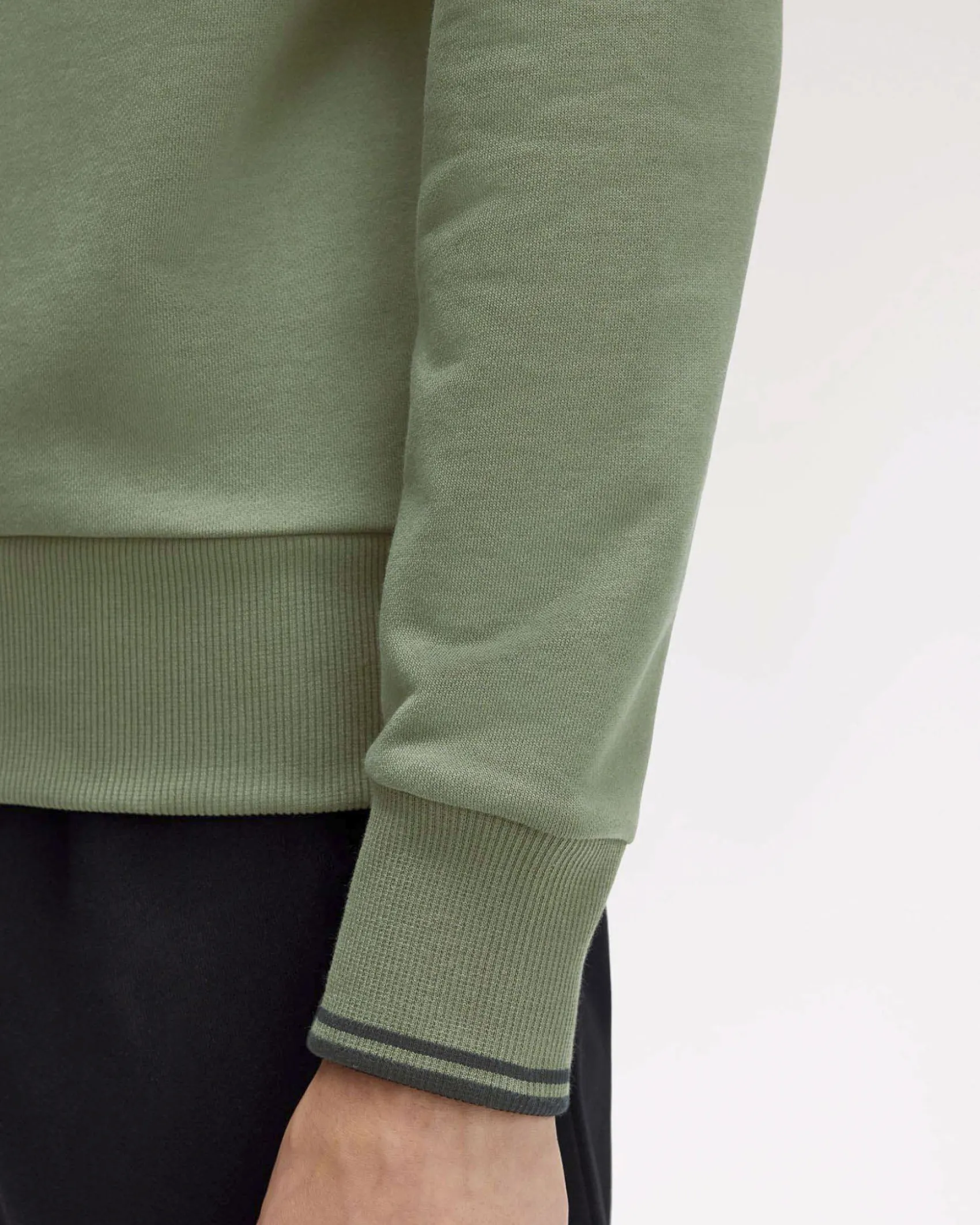 Felpa girocollo Fred Perry verde salvia con bordino blu sulla manica