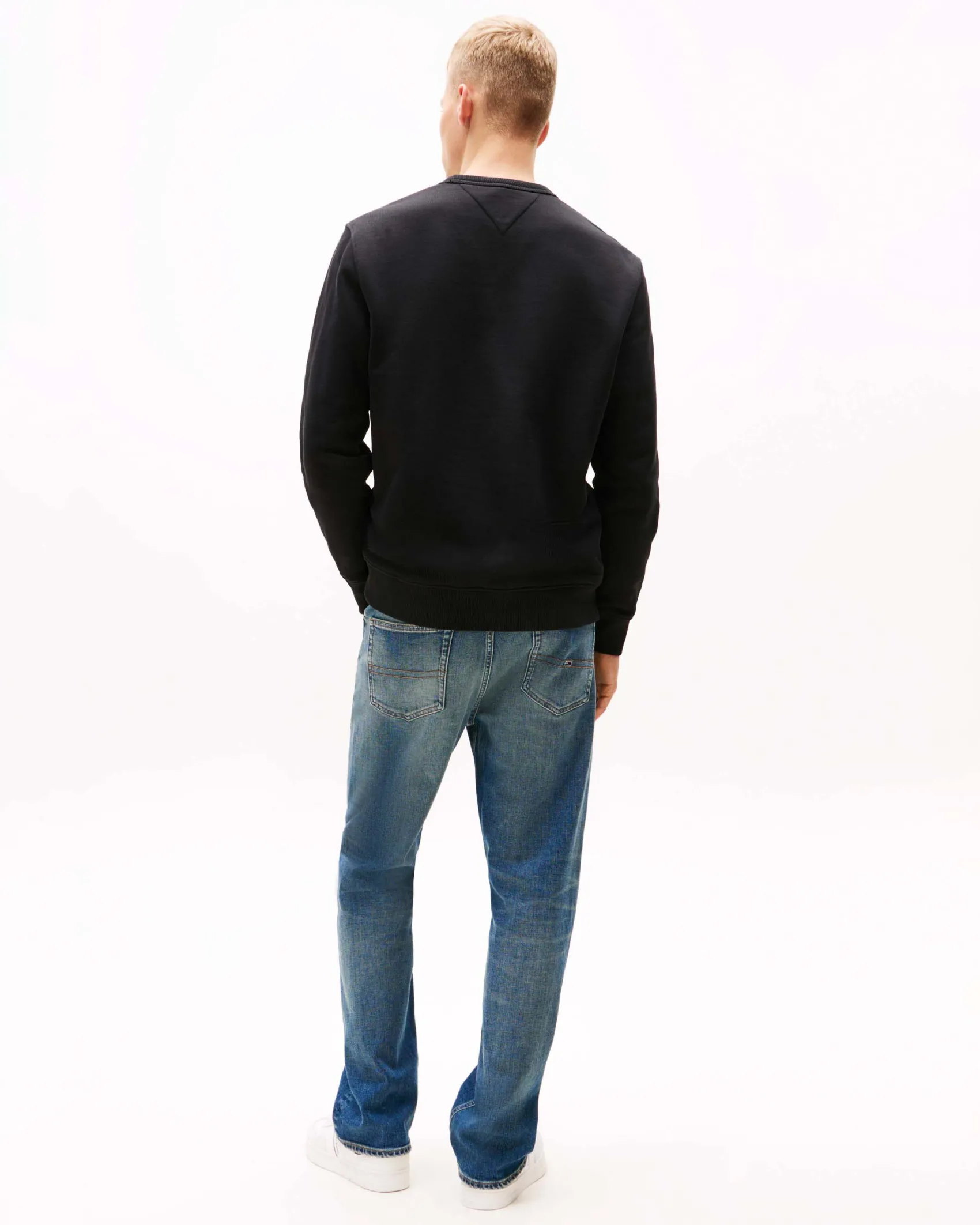 Felpa girocollo Tommy Jeans nera con flag porta logo al petto