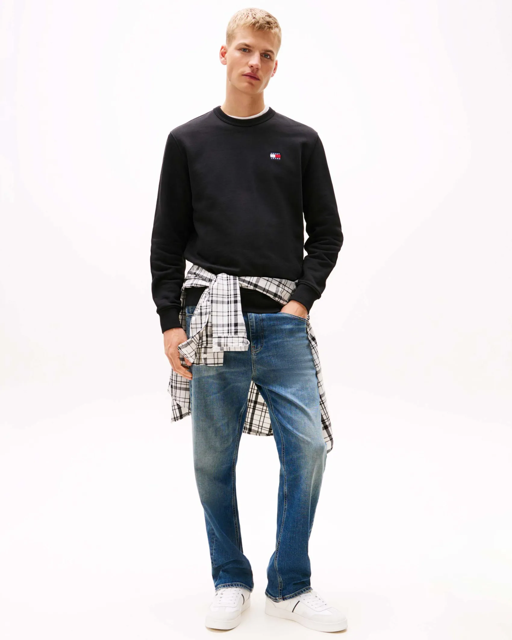 Felpa girocollo Tommy Jeans nera con flag porta logo al petto