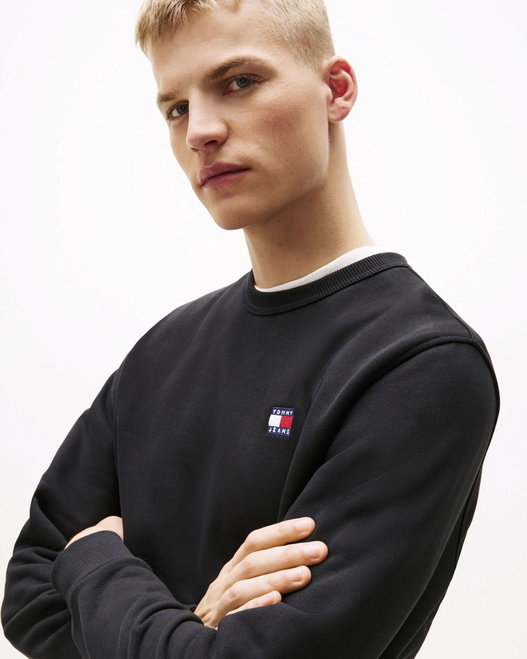 Felpa girocollo Tommy Jeans nera con flag porta logo al petto