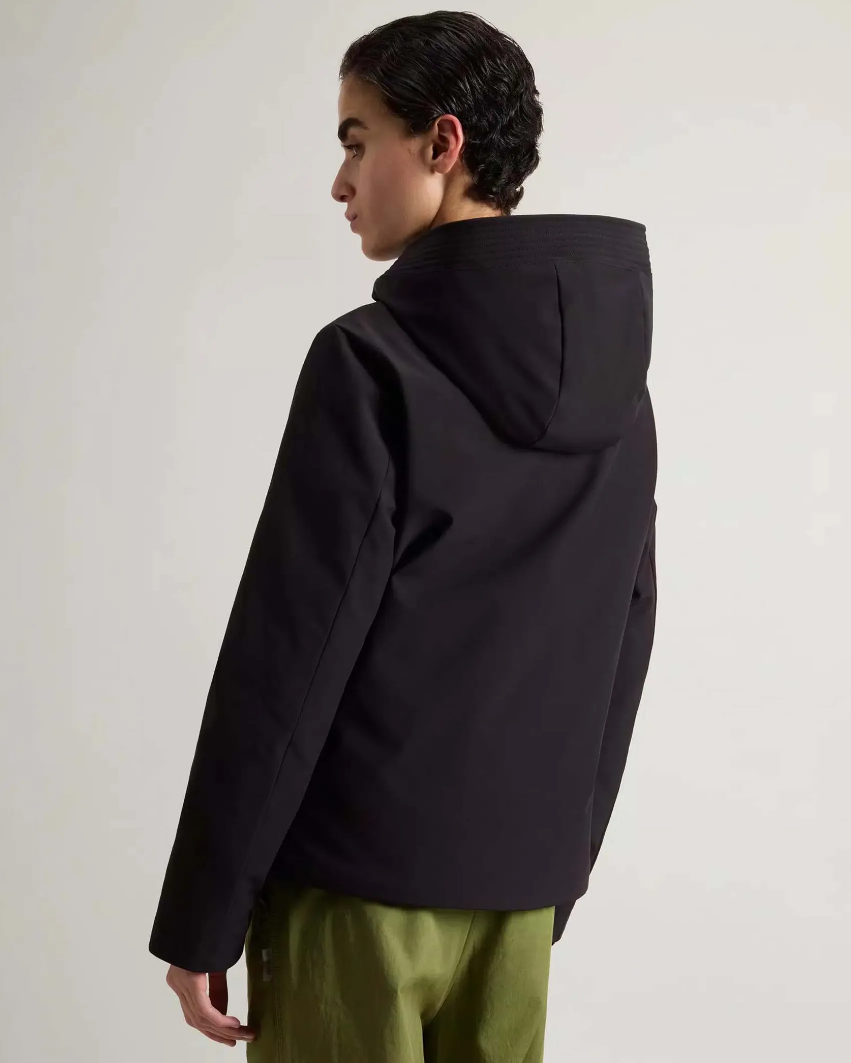 Firth Parka nero corto con cappuccio imbottito in piuma naturale in tessuto impermeabile antivento